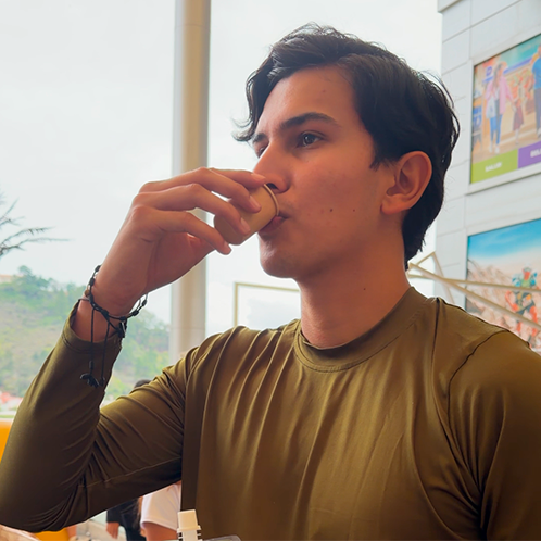Persona disfrutando WellnessU
