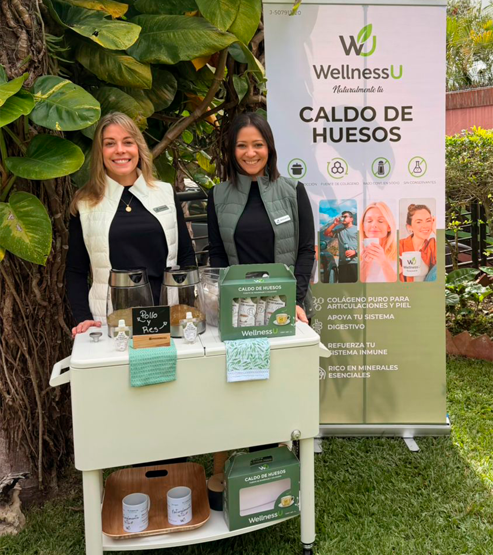 Equipo WellnessU en evento